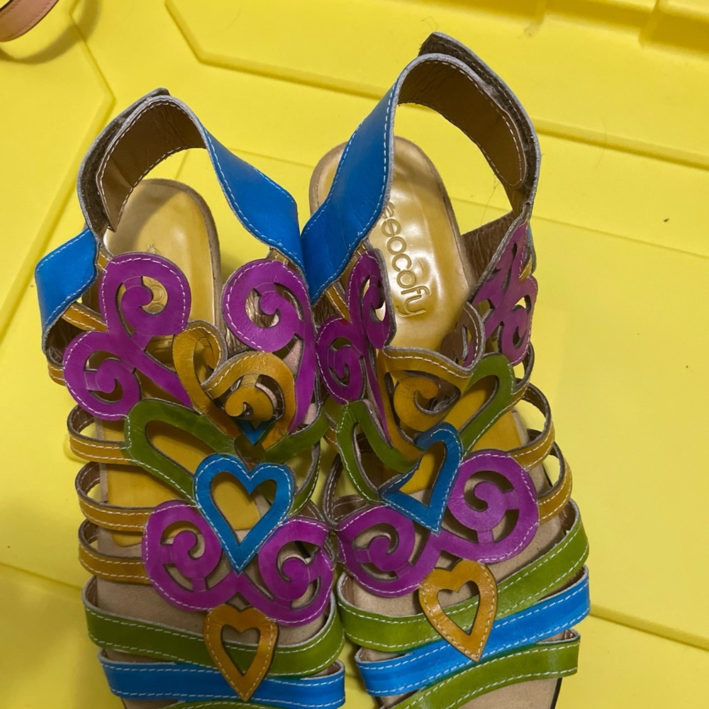 Women’s socofy multi colored sandal size 10